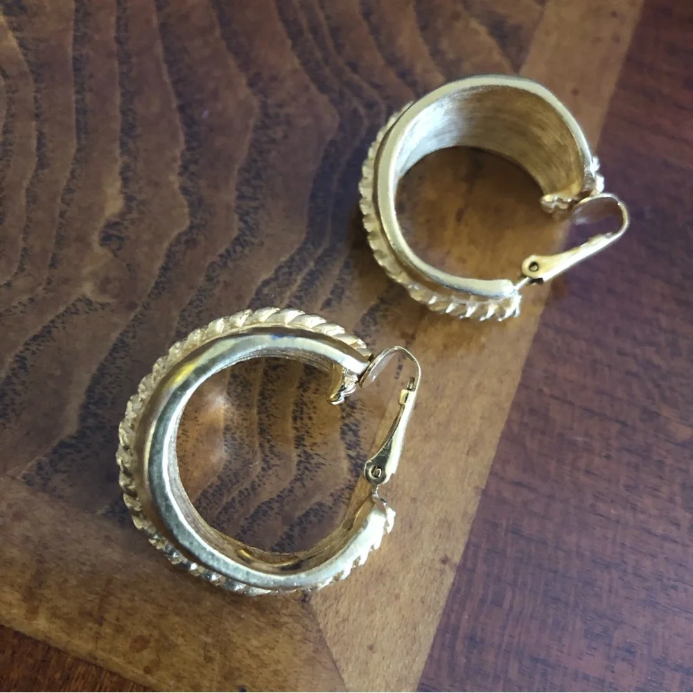 Vintage 70s-80s Kenneth Jay Lane matte gold wide hoop clip on earrings - Picture 7 of 12